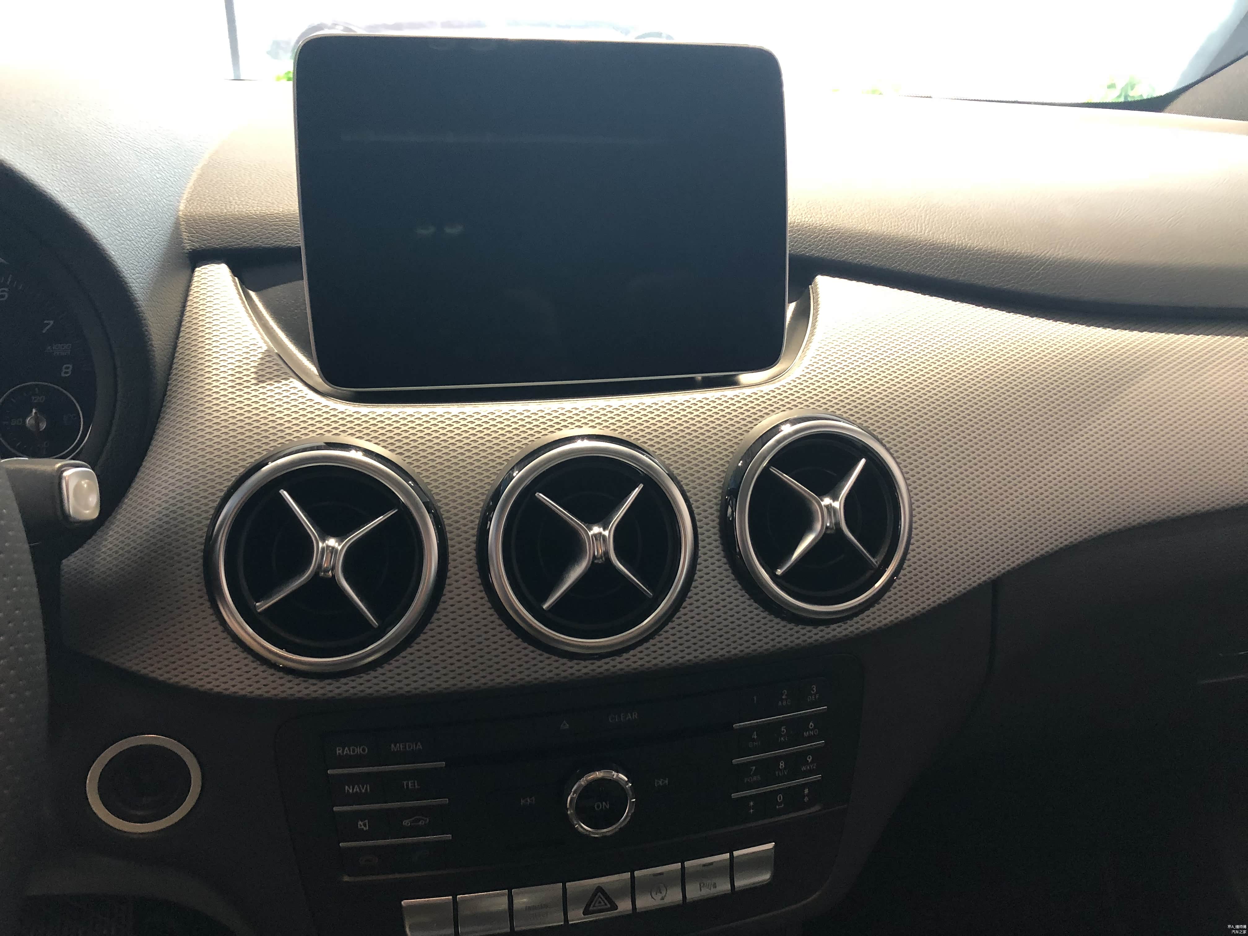 中控屏幕尺寸刚刚好，空调出口风的造型很别致。饰板是可以去升级成更高级材质的，我觉得木纹的更显高档感