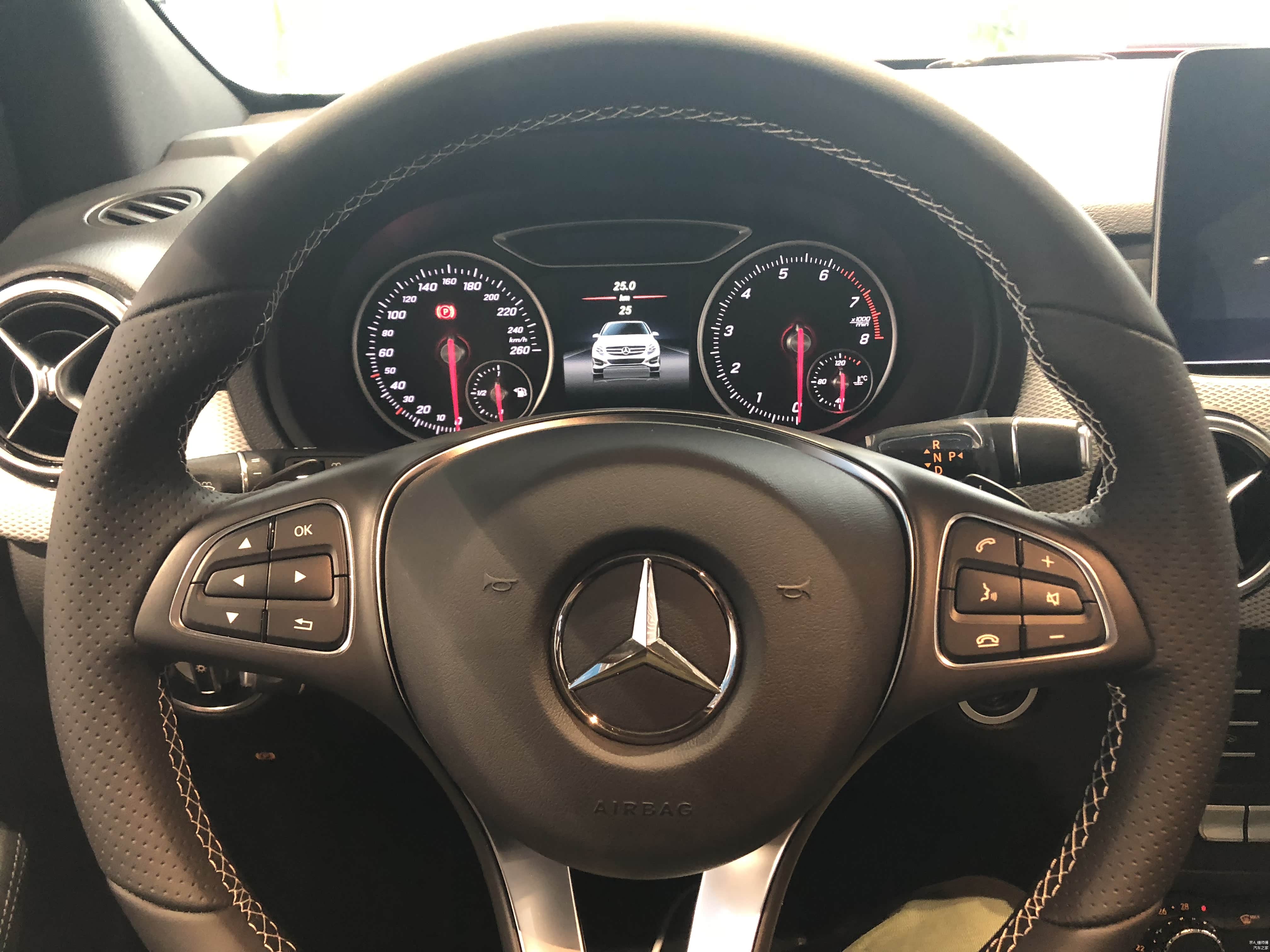 方向盘握感很好，环身粗细合适，并且3、9点的位置是打孔材质，为本就良好的握感更增添了一份舒适