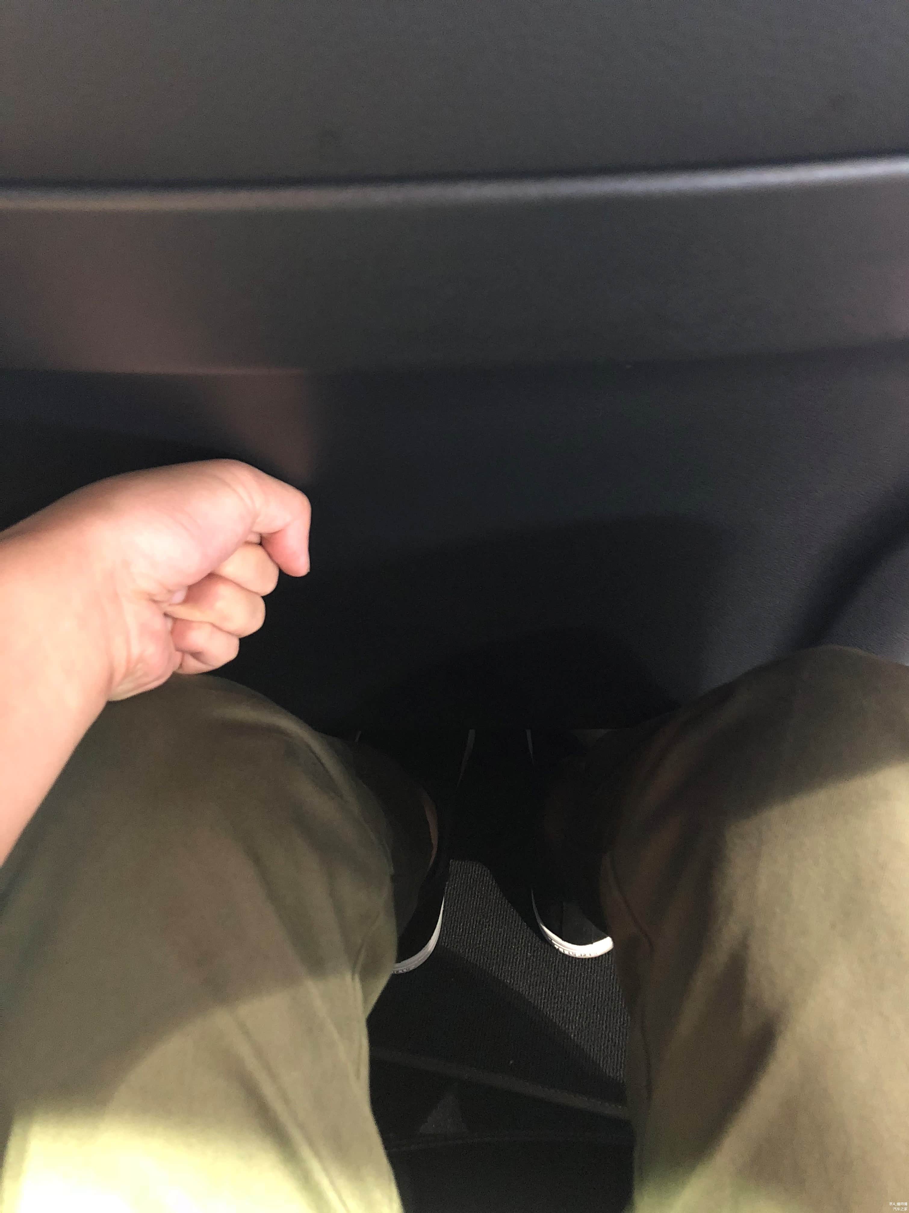 我身高179，前排调整好我的驾驶坐姿后，后排的腿部空间展示。要知道B级没有加长属于原装进口的，也够用