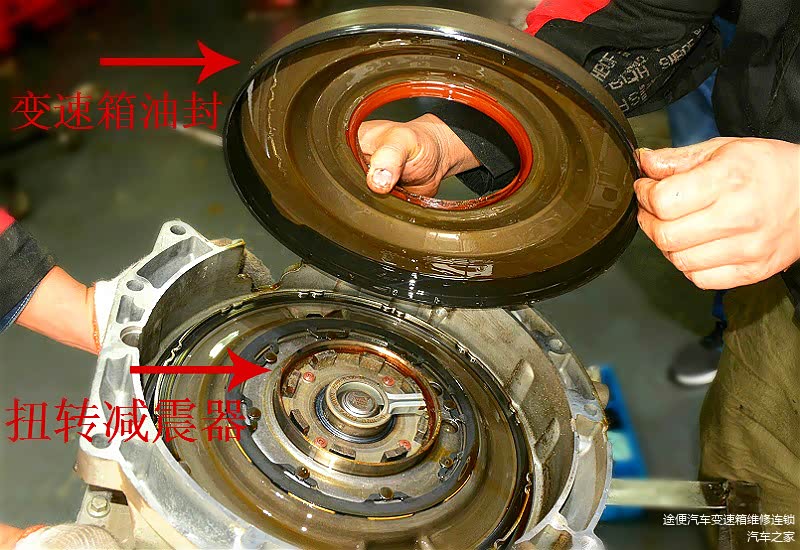 手里的是沃尔沃XC60双离合变速箱头壳油封。如果发动机和变速箱连接的地方漏油了，就是头壳油封漏油了。