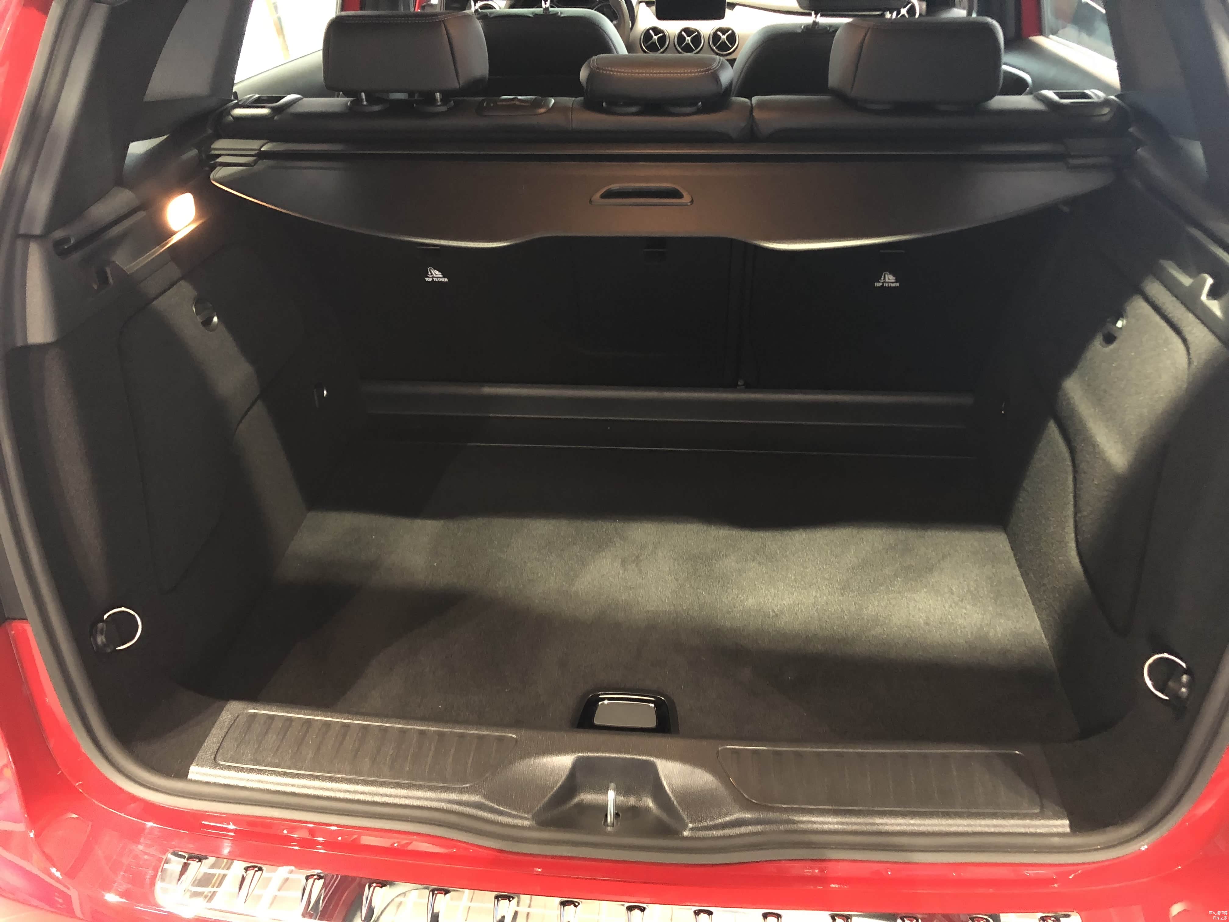 后备箱空间不算大，小两口出去长途自驾游肯定是够用了，内部都是手感很好的绒布，该有的锚点和挂钩都齐全