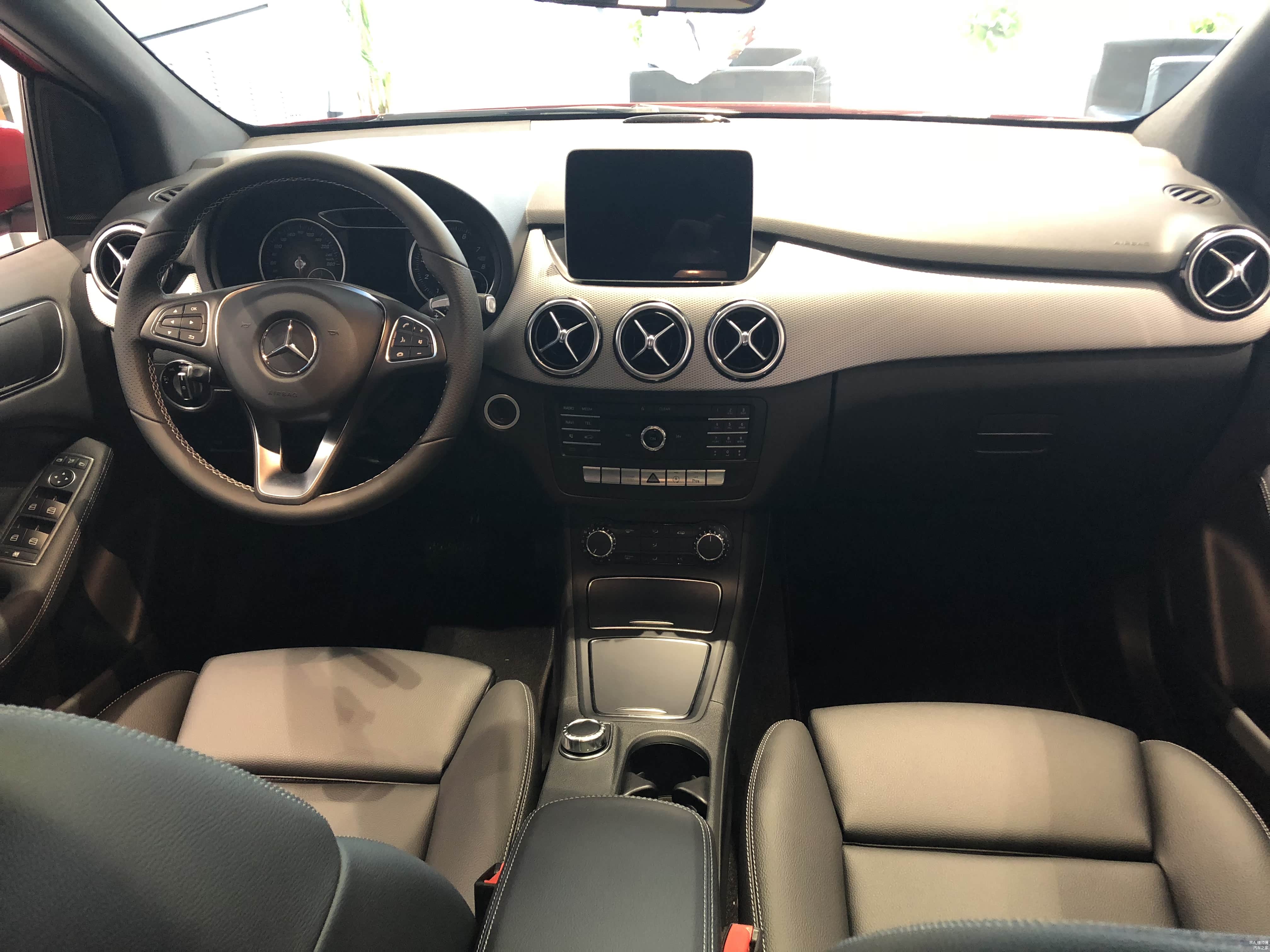 怀挡的好处就是中控区域储物空间多，但是驾驶方面需要适应一下