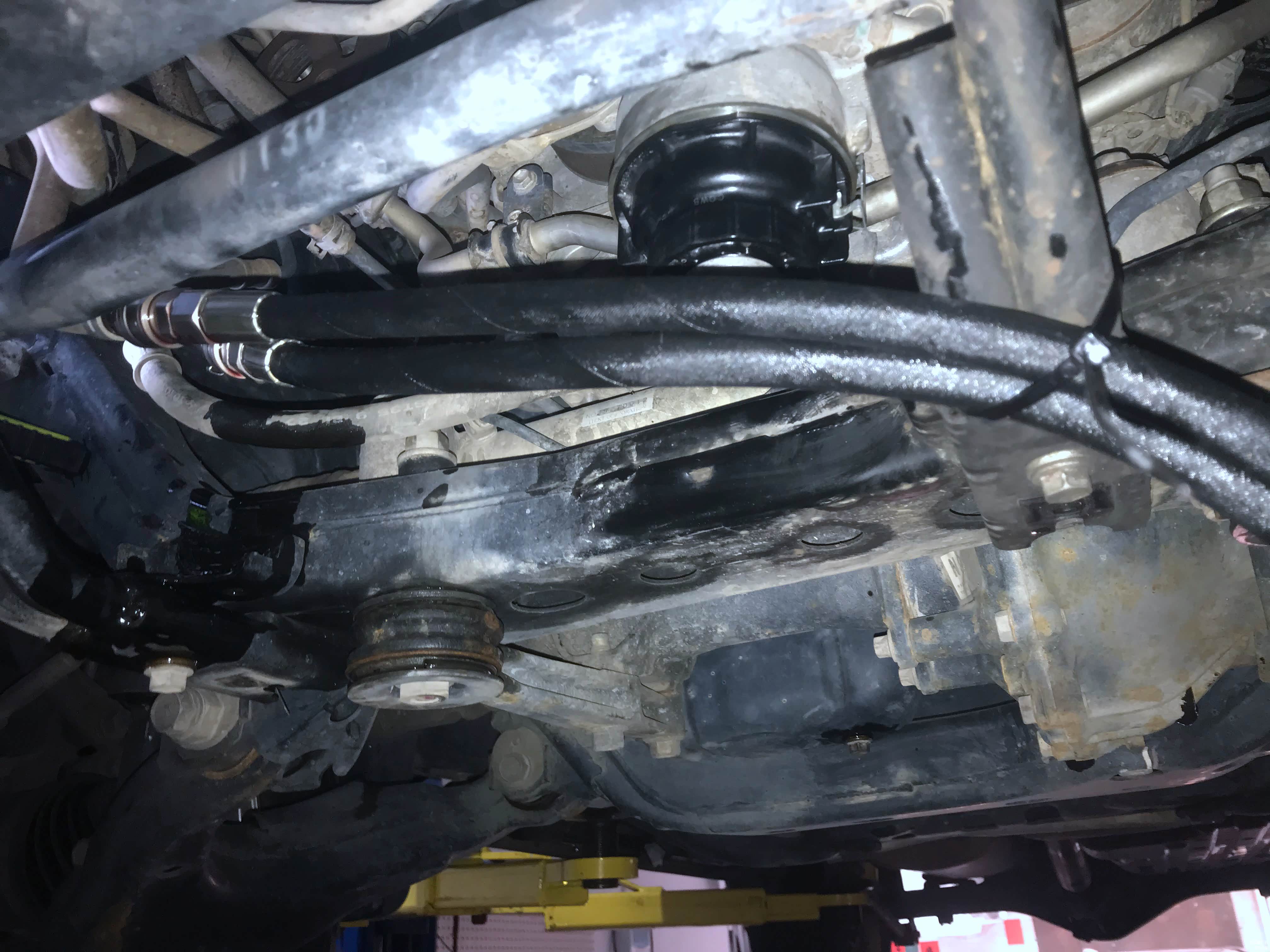 将变速箱通向车头的变速箱油散热管连接到循环机