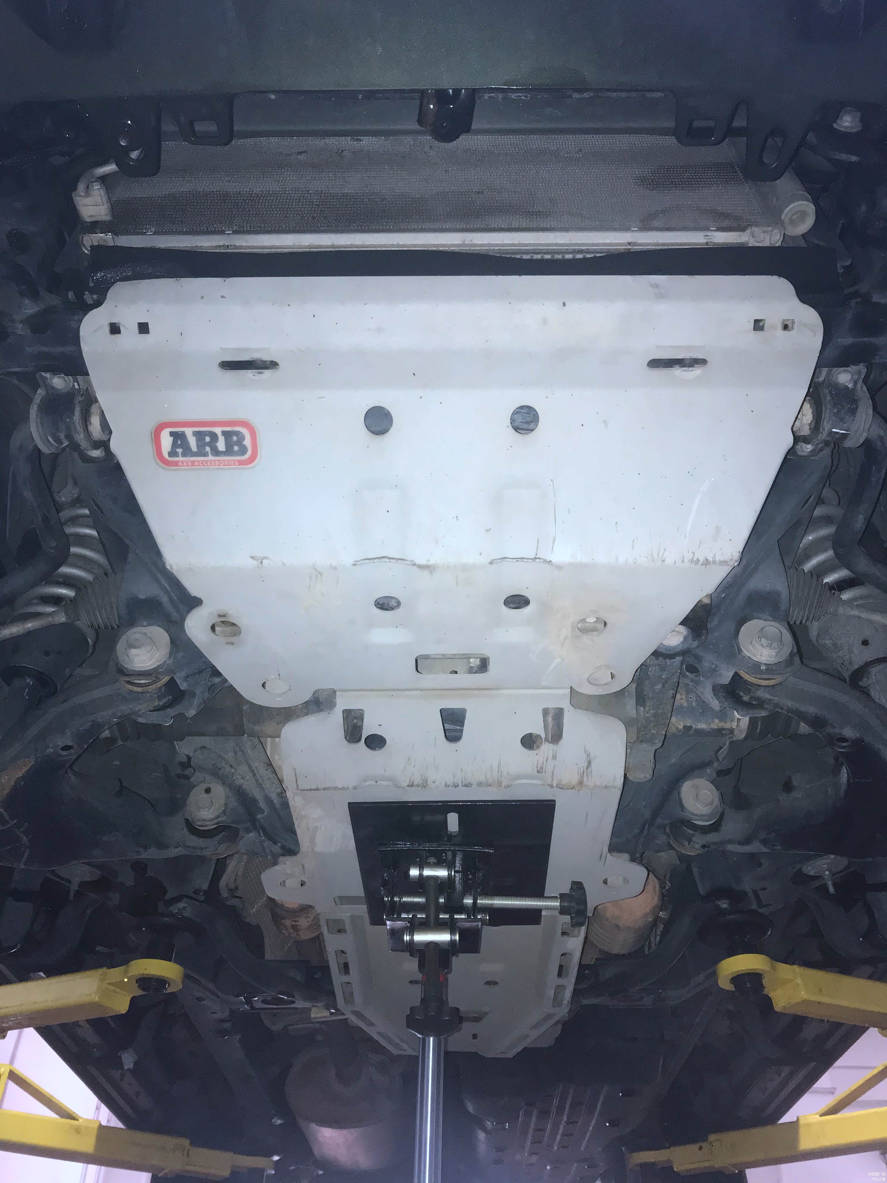 底下改装过的巨大护板