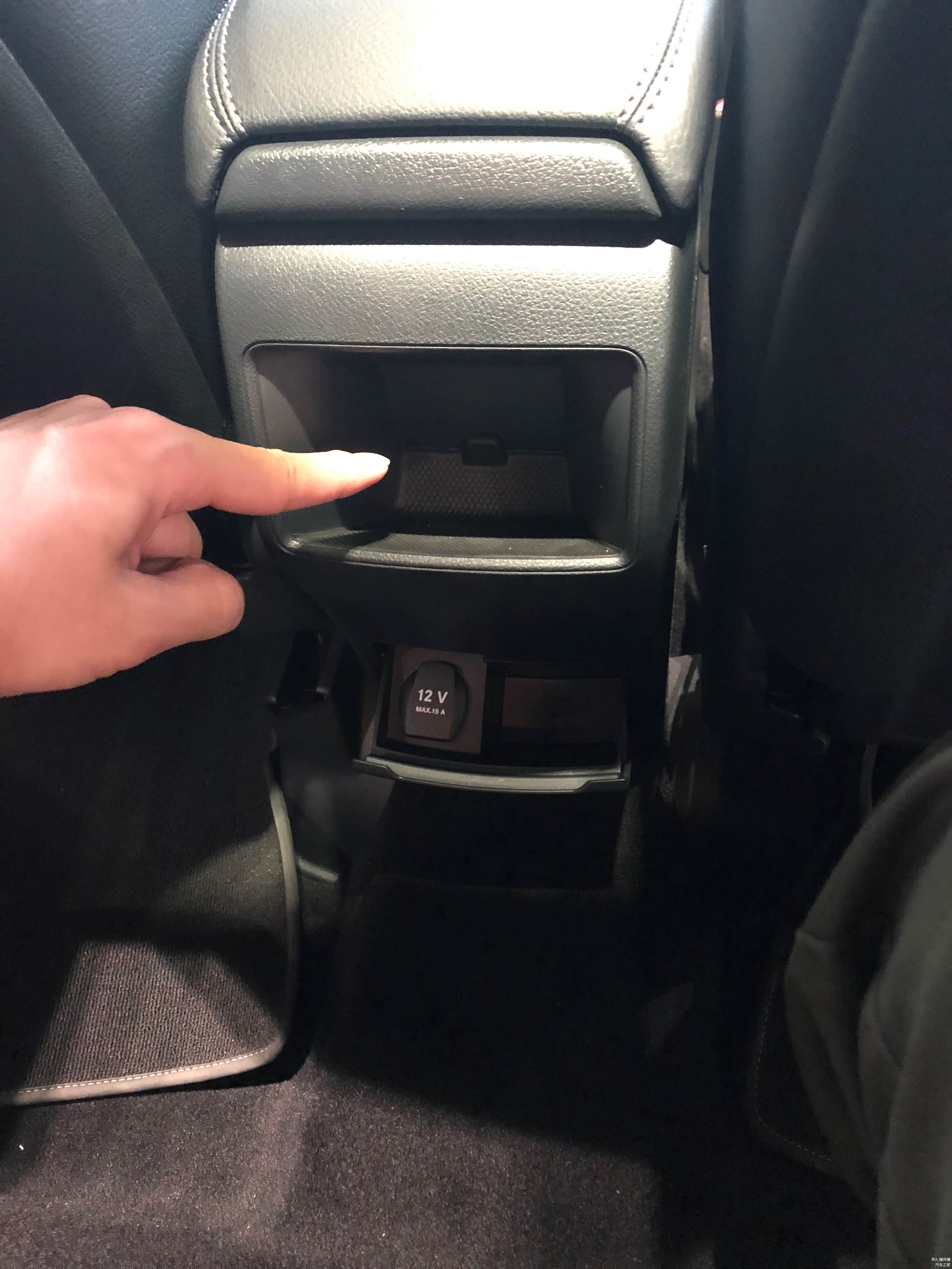 后排是没有单独的出风口的，想要的话需要选购B级车的时尚型。下方小储物格有一个12V的电源接口