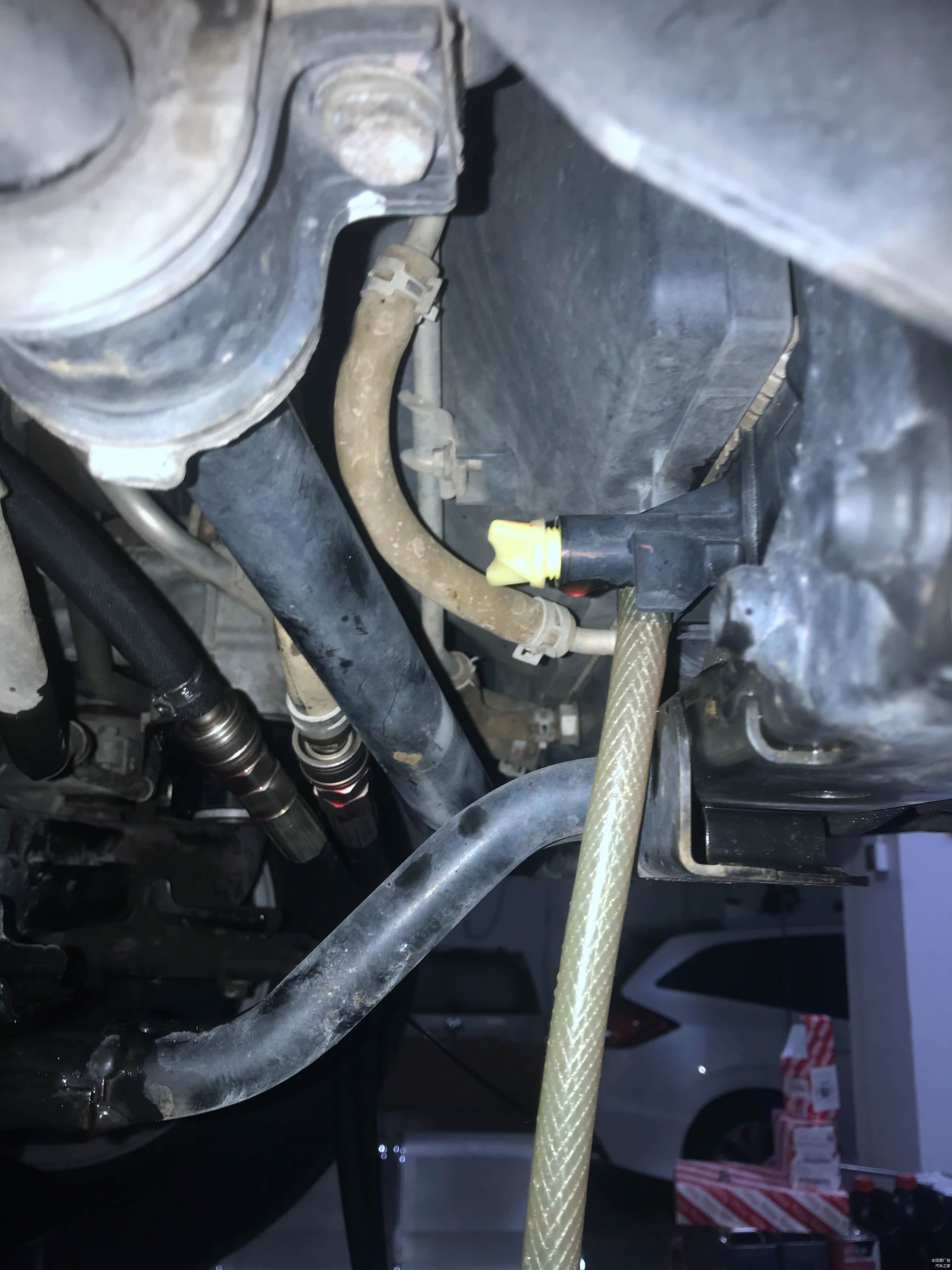 位于水箱底部有一个专门放冷却液的设计，连根管子，拧开开关，把冷却液放了。