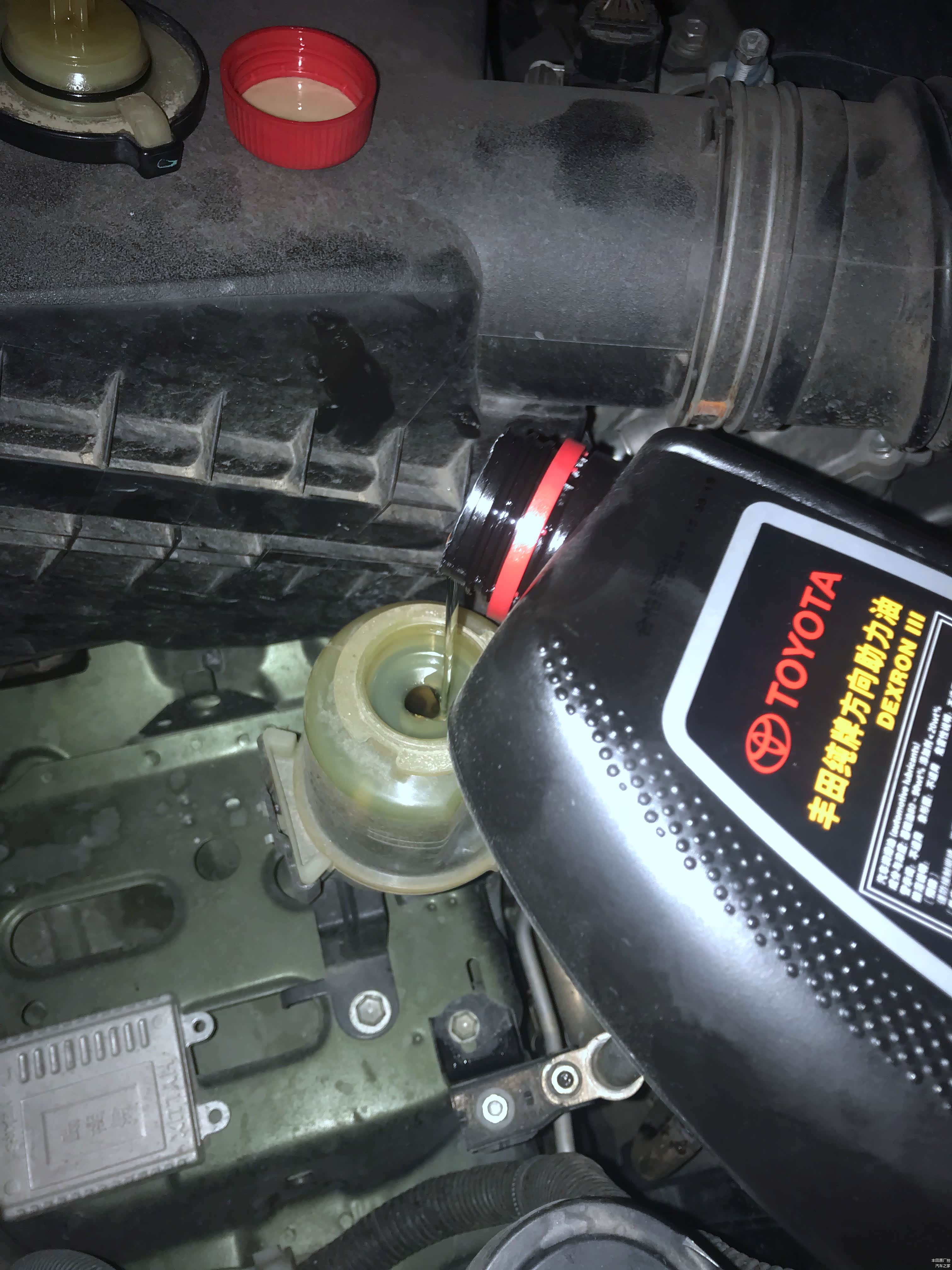 抽干净旧油后，加注新油，继续来回打方向，从外面观察加到接近于MAX刻度线即可