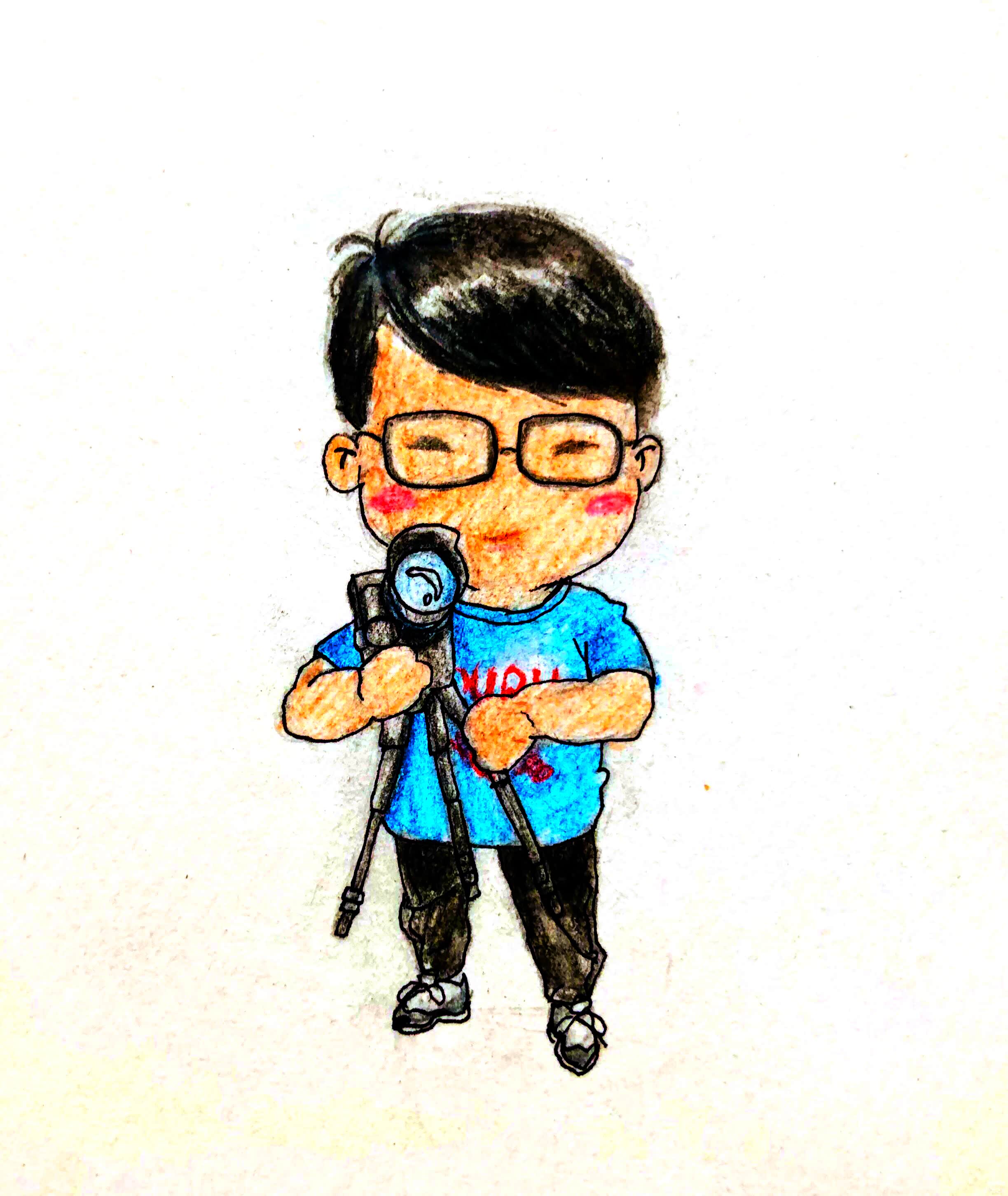 小历历，非著名摄像师，负责这次的视频拍摄，第一次上高原非不抹防晒霜，结果晒成“白癜风”