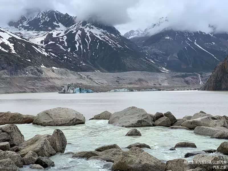 江水中有蓝色的冰川浮在水面