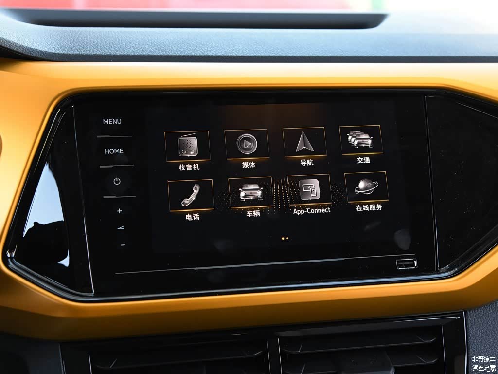 具车联网功能的中控大屏质感也很高