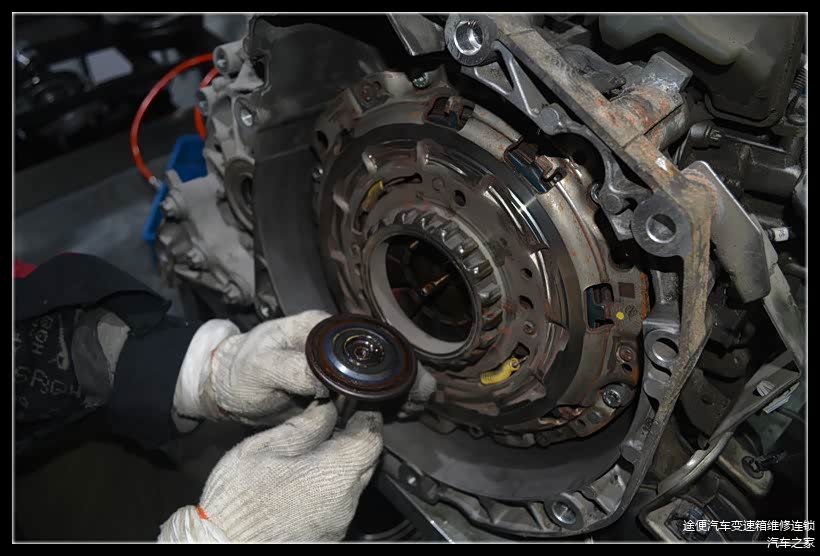 离合器限位器拆卸下来后我们可以明显看出离合器内部有磨损迹象哦