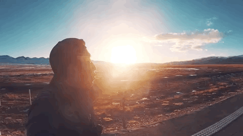 路边一男子老泪纵横，
他说他与母星人终于在这儿汇合了！