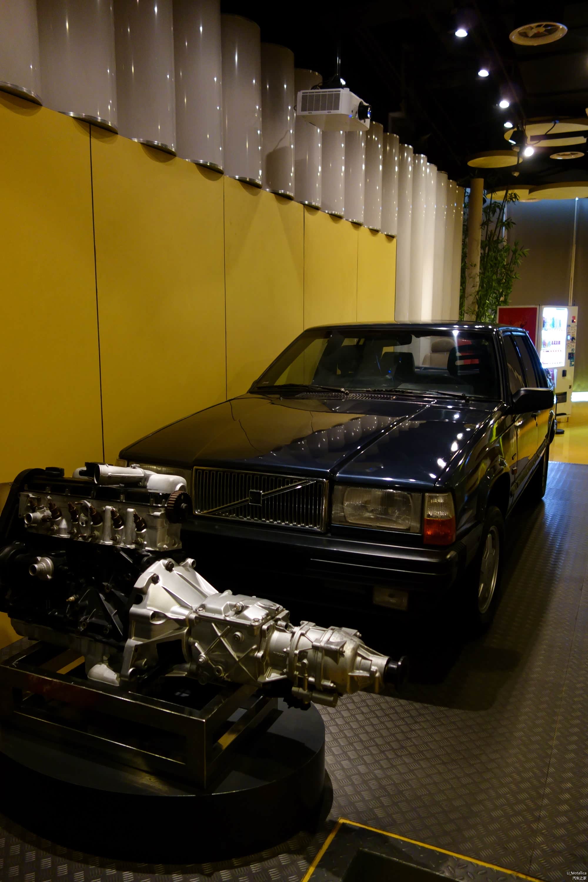 沃尔沃740,没有太好的角度了，如果我能把摆在前边的那台发动机搬走，我会留下这辆车的全貌