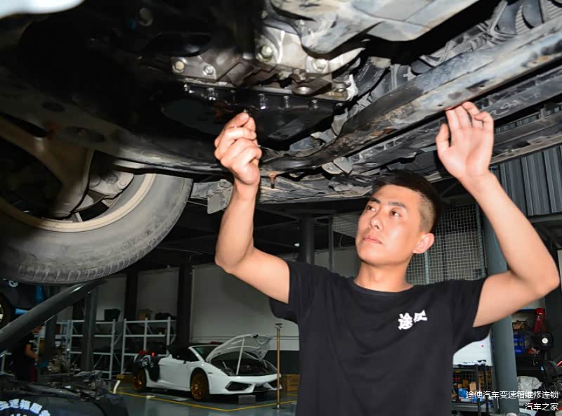 拆卸天籁油底壳固定螺丝