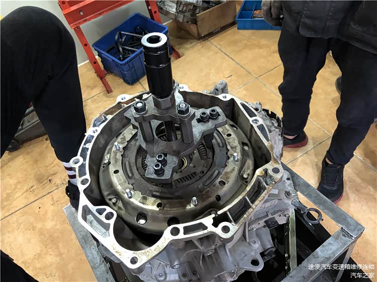 离合器拆卸下来，下面还会有很详细的离合器拆卸过程。
