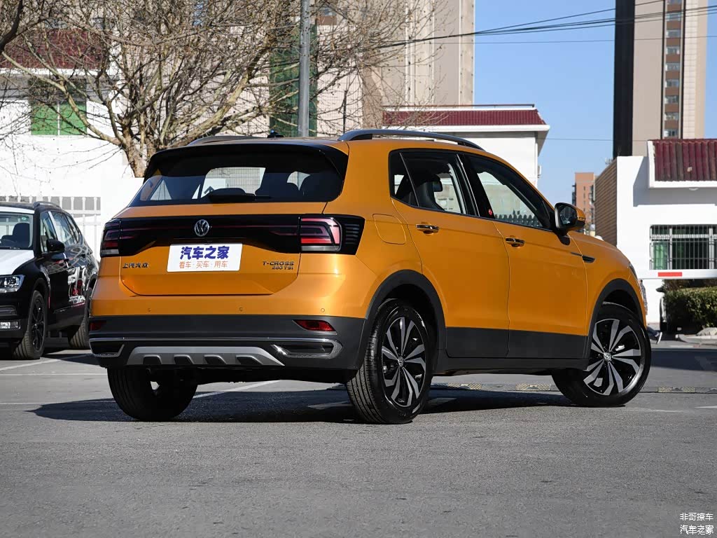 贯穿式尾灯造型是亮点，但中间部分实际是无法点亮的。排气孔也是装饰品