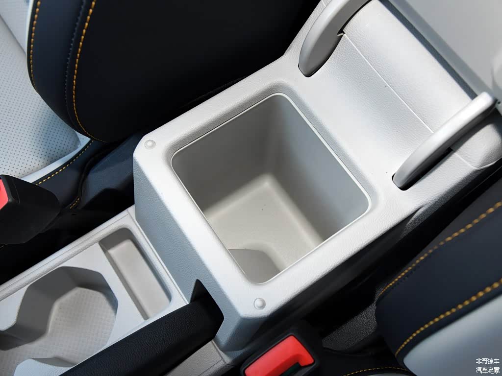 T-Cross中控周边的储物水平非常一般