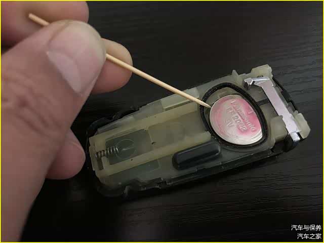 用牙签挑出纽扣电池