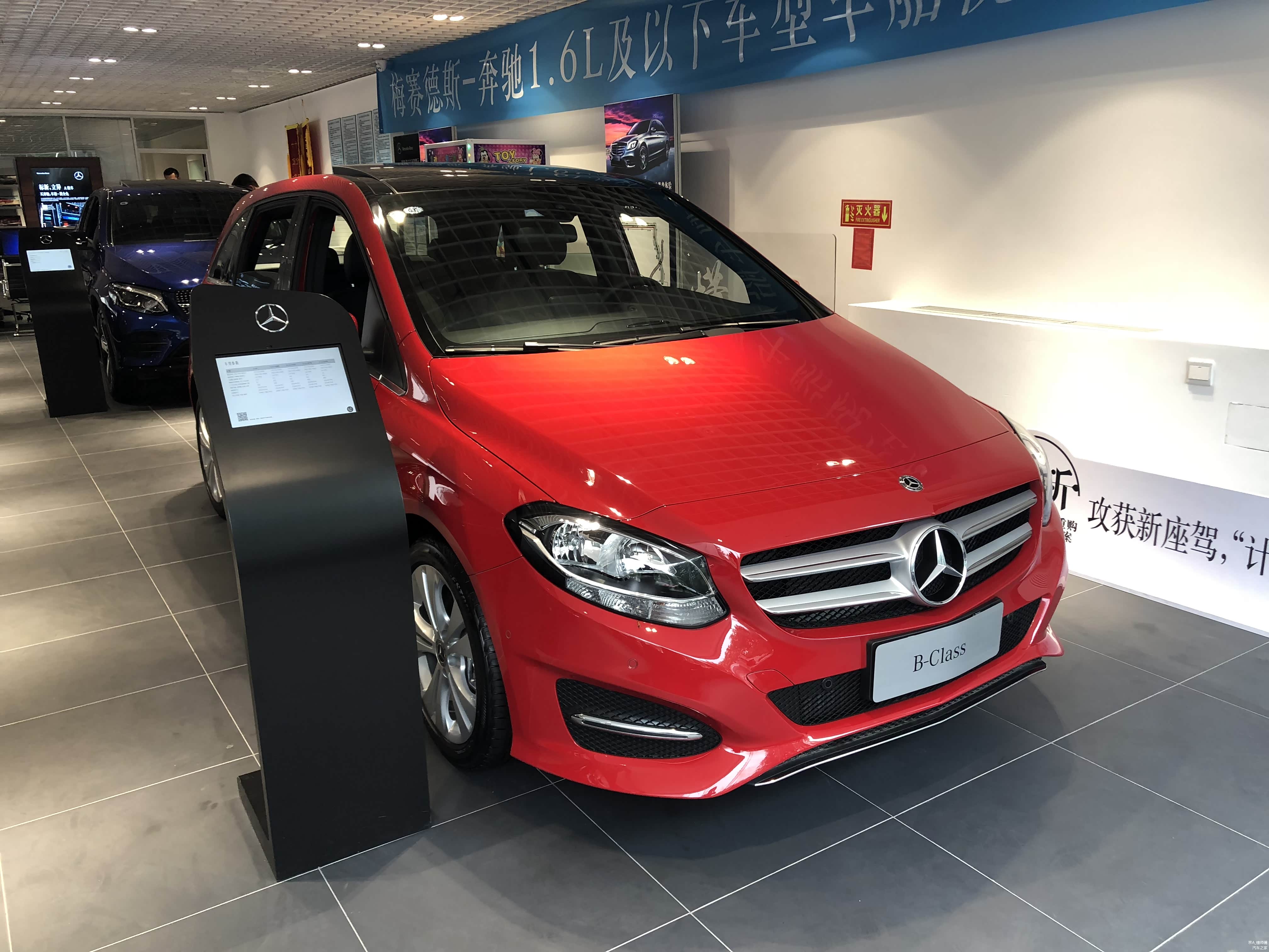 此车款为B-Class的动感型，前大灯卤素光源，再往上一级的时尚型就是LED头灯了