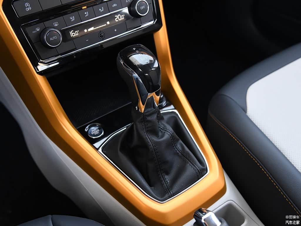 1.4T车型两车都搭配7DCT，但大众T-Cros1.5L搭配的是6AT，平顺度更好