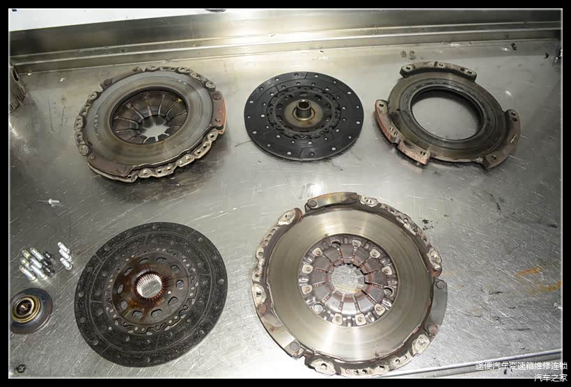 离合器总成拆卸下来，需要对损坏件进行更换