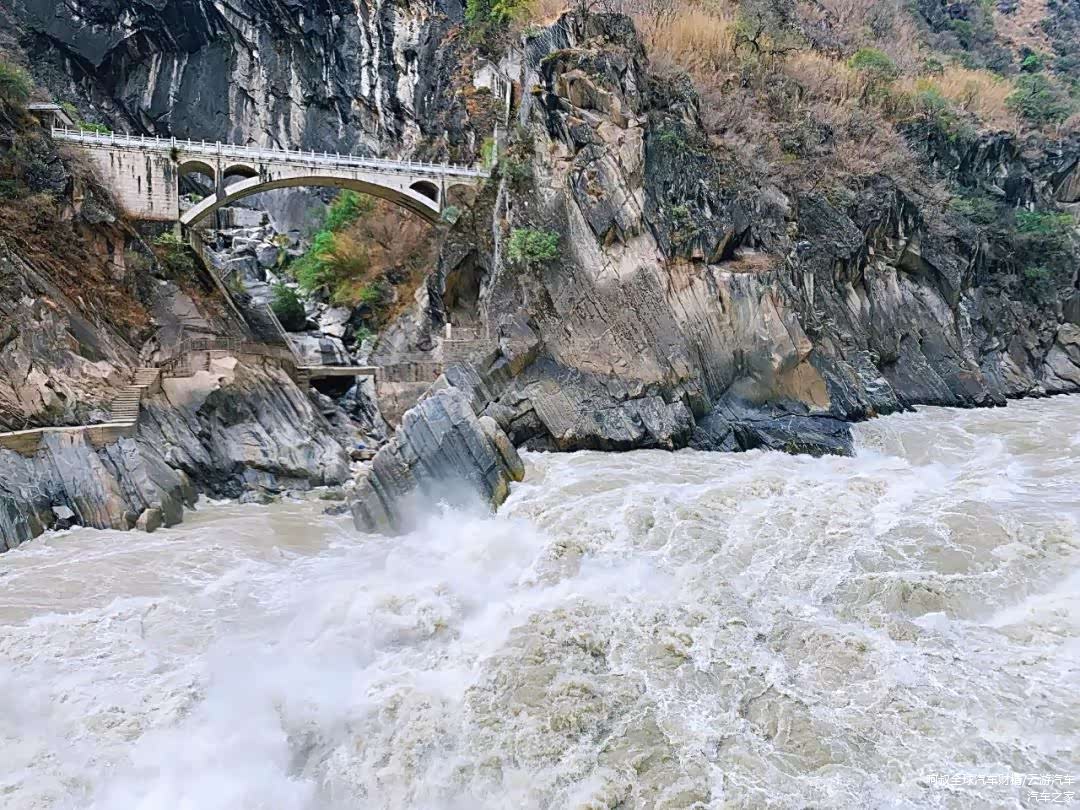 虎跳峡波涛翻滚，现场声势极其宏大