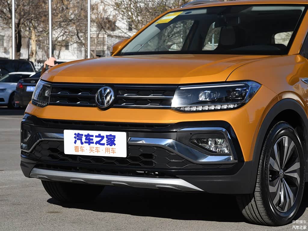 T-Cross的前脸走上汽大众家族线路，辨识度很高，大气但不惊艳，符合大众定位，顶配灯光配置不错