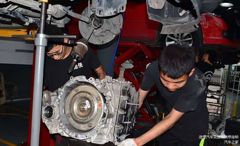 把修复好的探险者变速箱6F35复位。