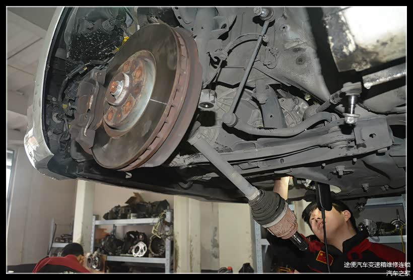 半轴拆卸下来，很快变速箱也拆卸下来。