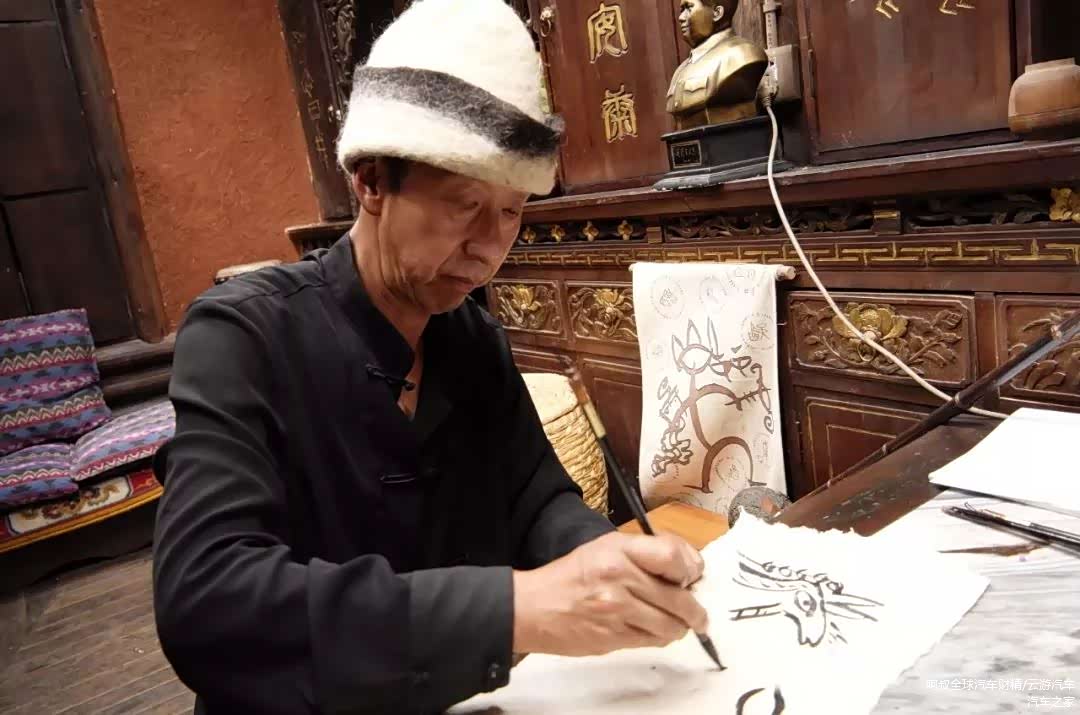 纳西老宅的主人和老师正在书写东巴文字