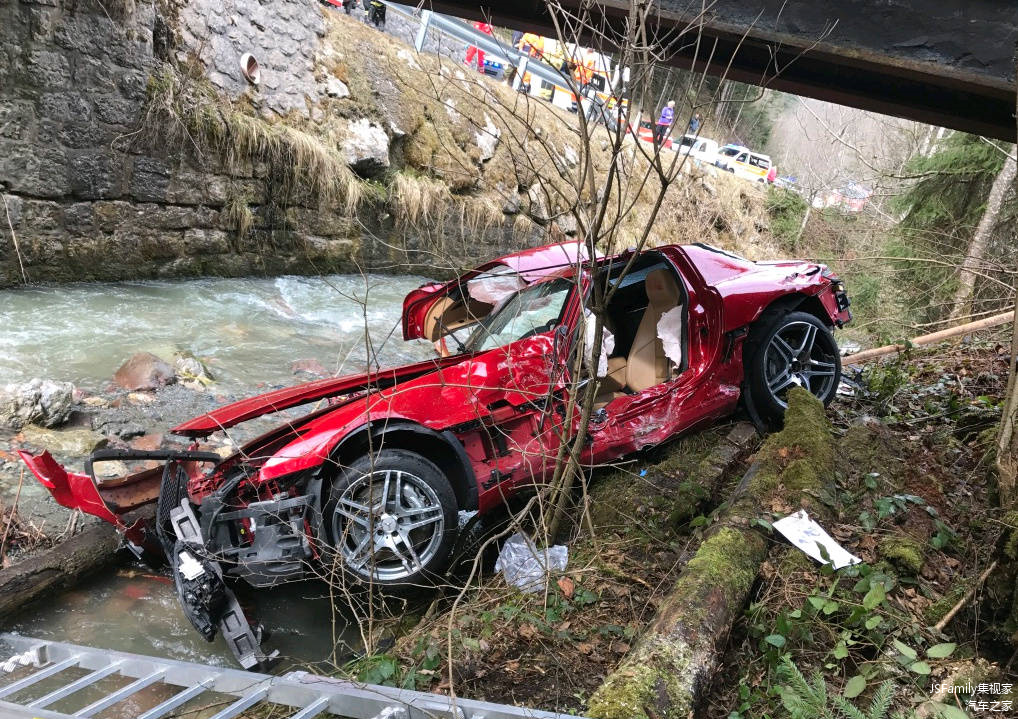 奔驰SLS AMG事故图