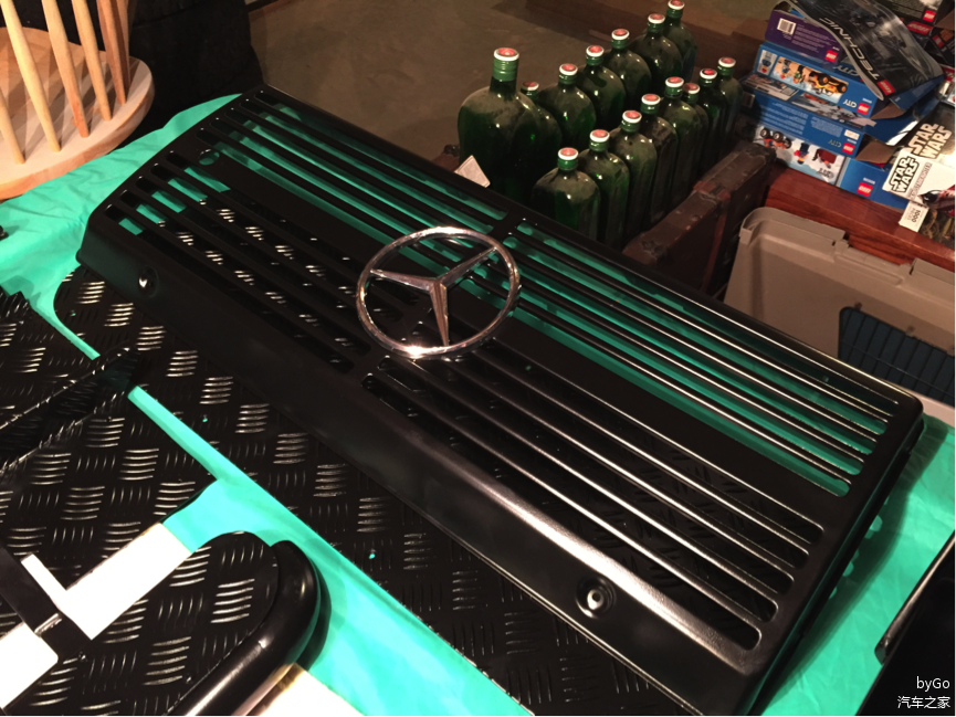 一些小的配件开始准备粉体涂料覆盖处理。