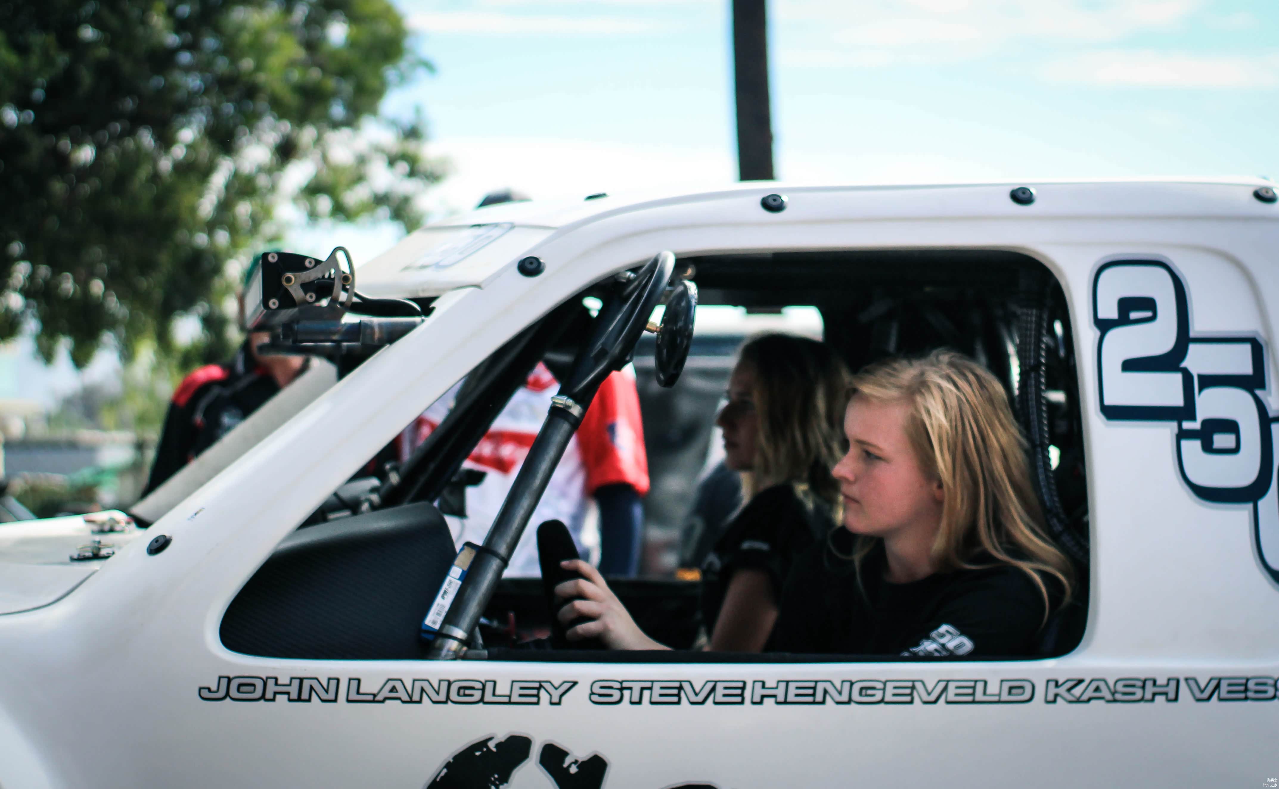 有些赛车手甚至让自己的孩子在街道上驾驶着自己的赛车
