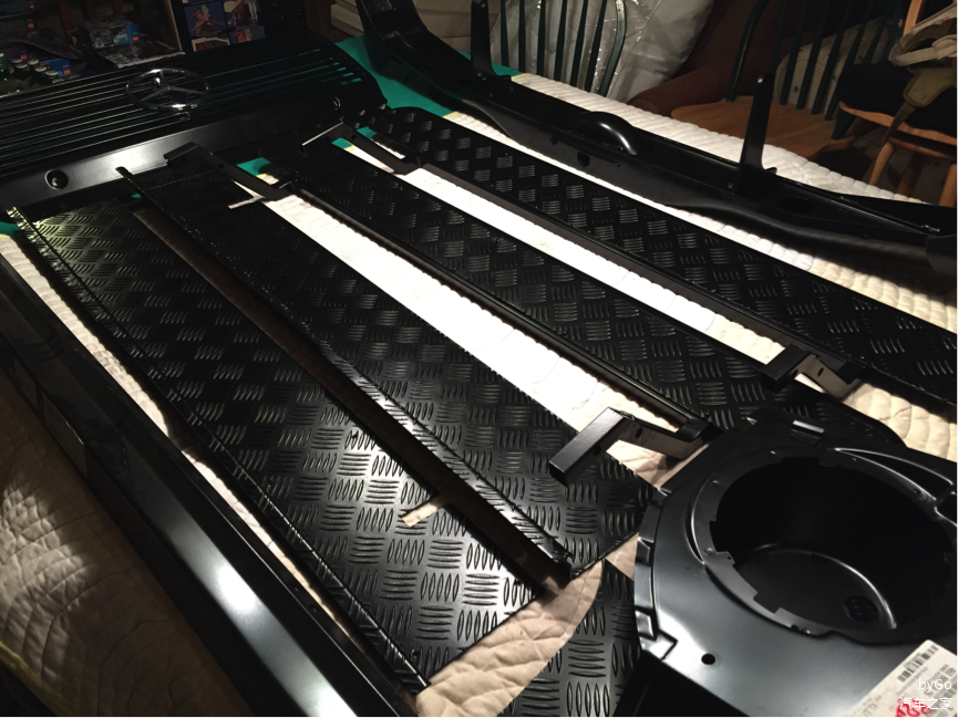 一些小的配件开始准备粉体涂料覆盖处理。