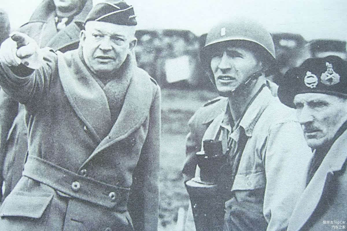 与盟军总司令艾森豪威尔将军一同视察前线的蒙哥马利（右一）。