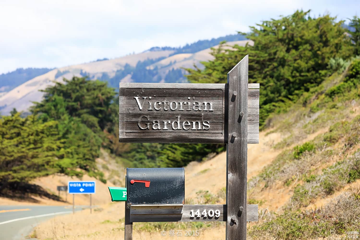 公路的两旁，有许多私家牧场及庄园，许多漂亮的别墅隐藏其中