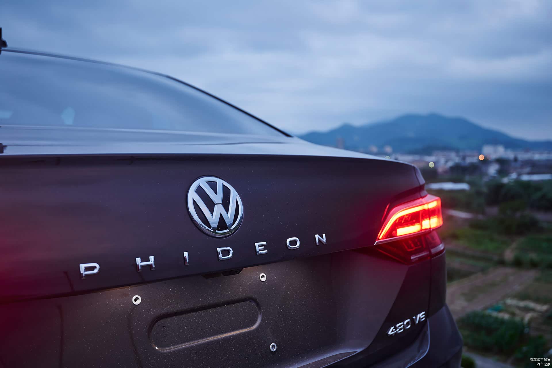Phideon辉昂这个名字无论是中文还是外文，都让人联想到大众曾经的旗舰车型辉腾。