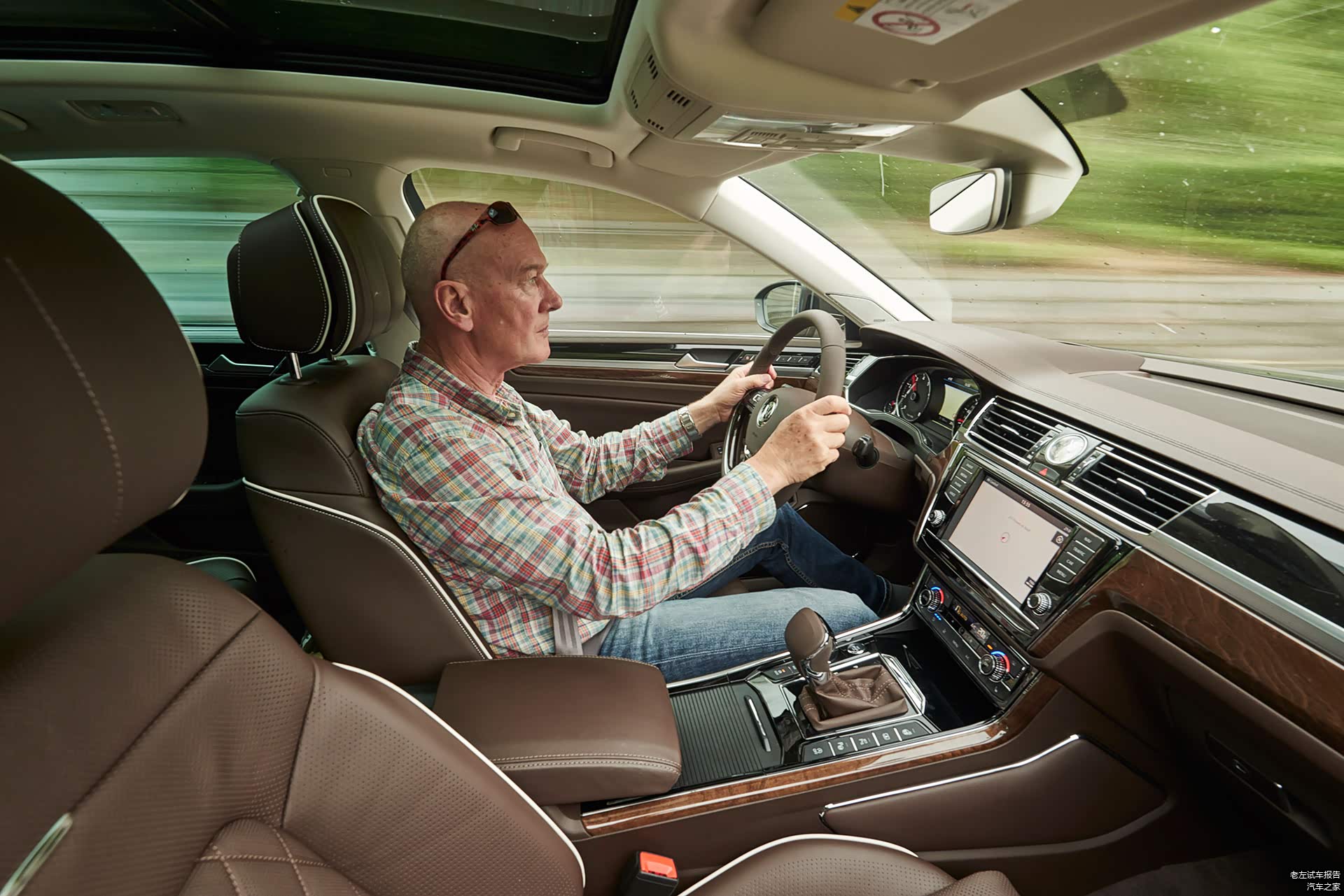 辉昂的驾驶表现也趋向于舒适性，方向盘的路感并不强。