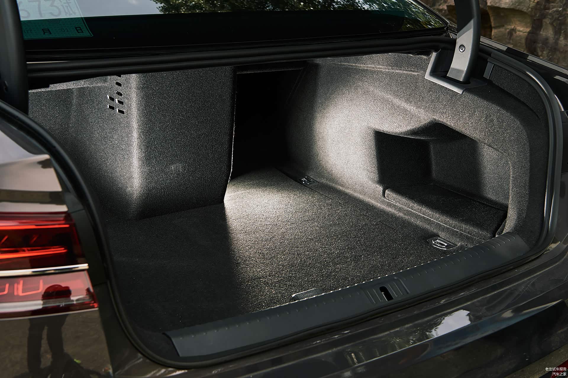 车载冰箱会让行李厢变得很热，所以不得不为行李厢增加了空调出风口。