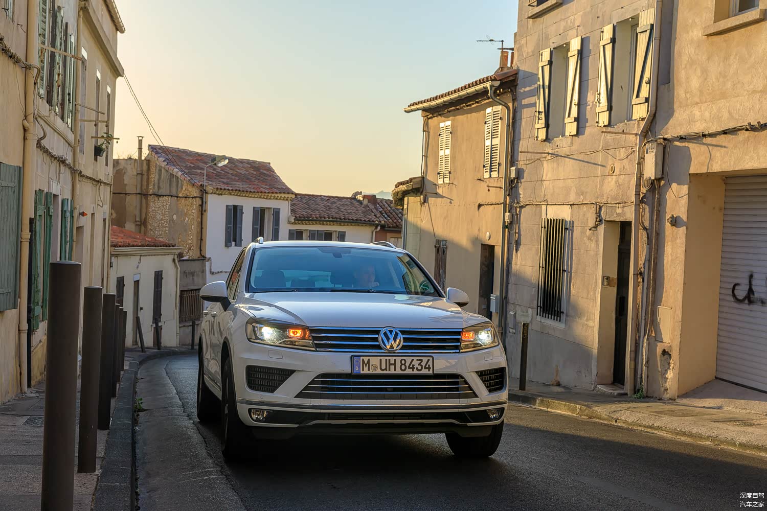 开着途锐这样的大家伙，在这里窄小的老街上跑还真不是件轻松的事