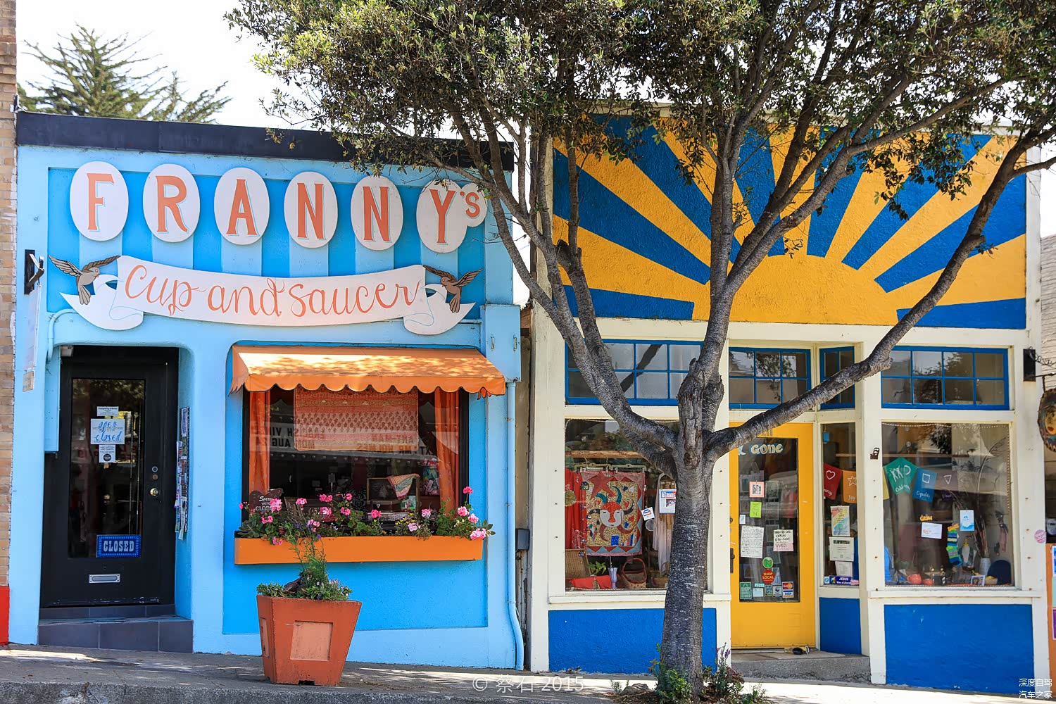 小镇上有ATM机、加油站，居然还有一家电影院，街上有一些装饰的很小资的旅游商店