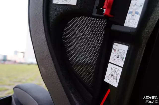 五点式安全带在3岁后可轻松拆卸，换用三点式安全带