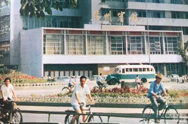 70年代非常难得的彩色照片，巴士的绿白色涂装，是一个年代的标志