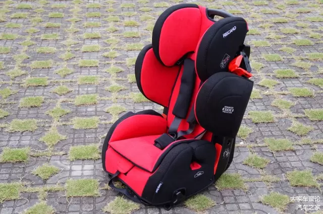 头枕处有立体声外放喇叭，在途中也不寂寞