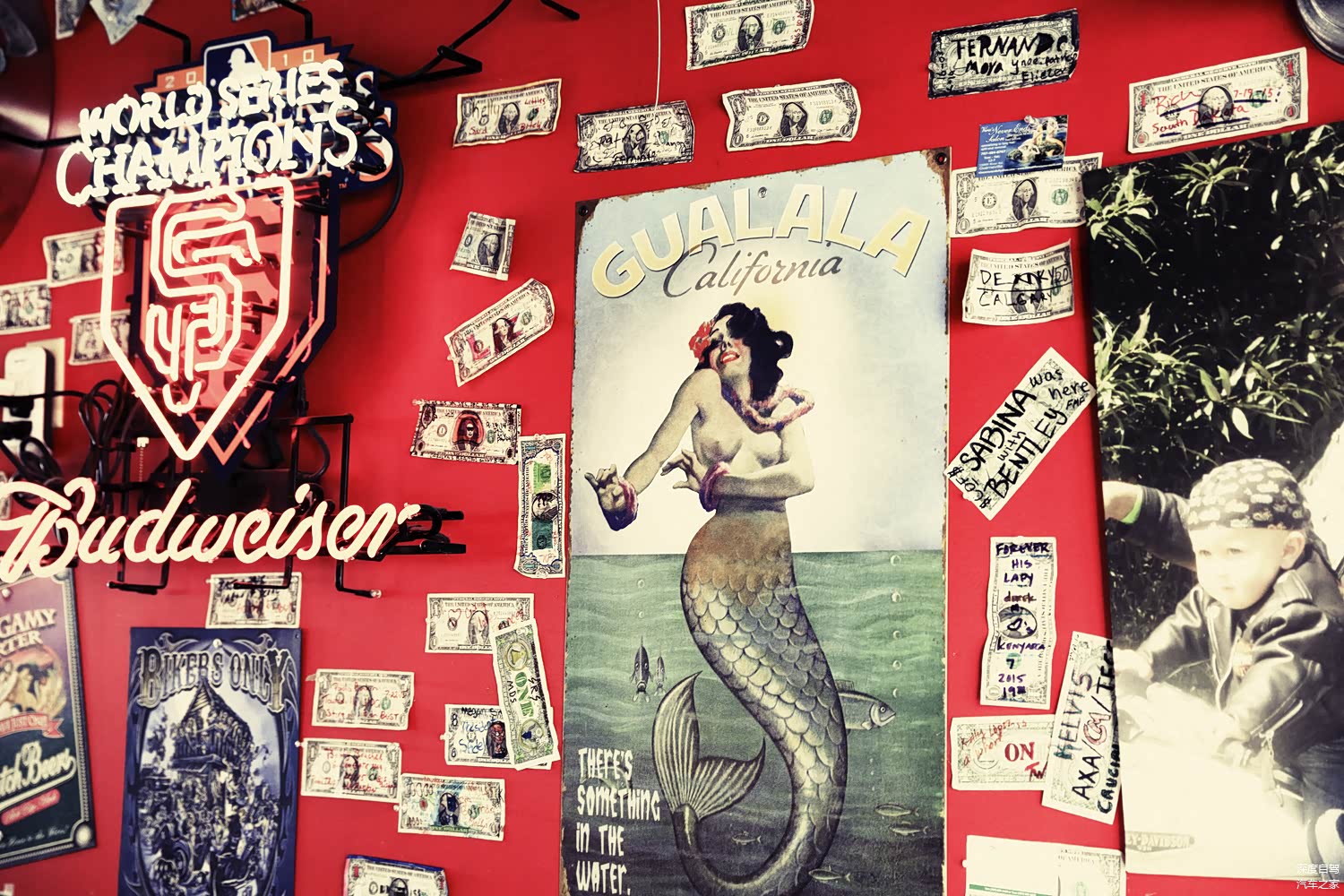 餐厅的海报，这里有许多关于美女鱼的传说