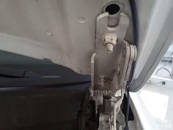 拧动过的机盖螺丝