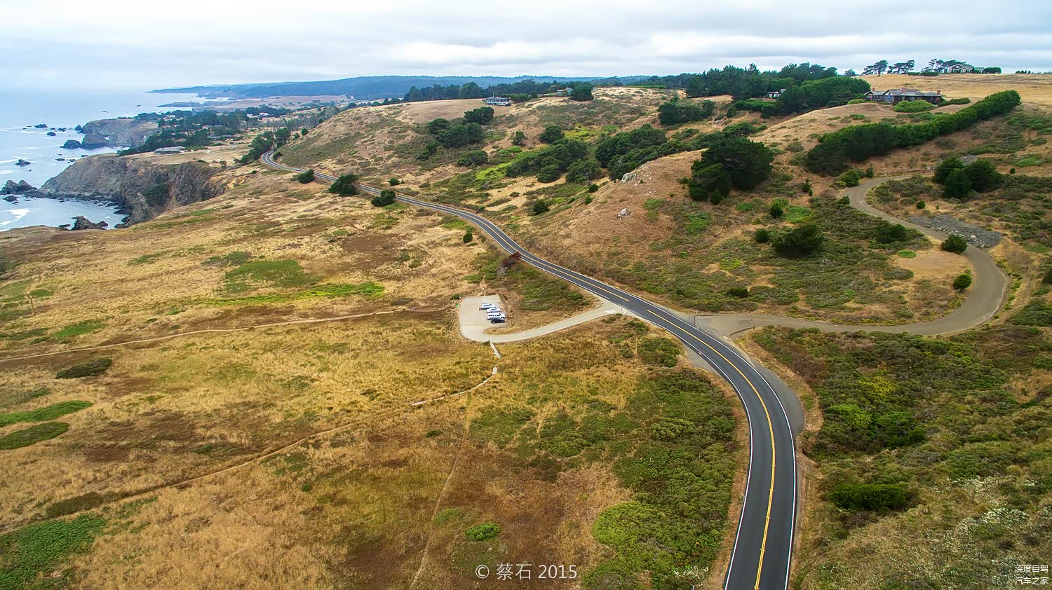 离这个“树洞”不远处的门多西诺小镇，有着原始的沙滩和漂亮的度假木屋，这里是一处老美很愿意去的度假胜地
