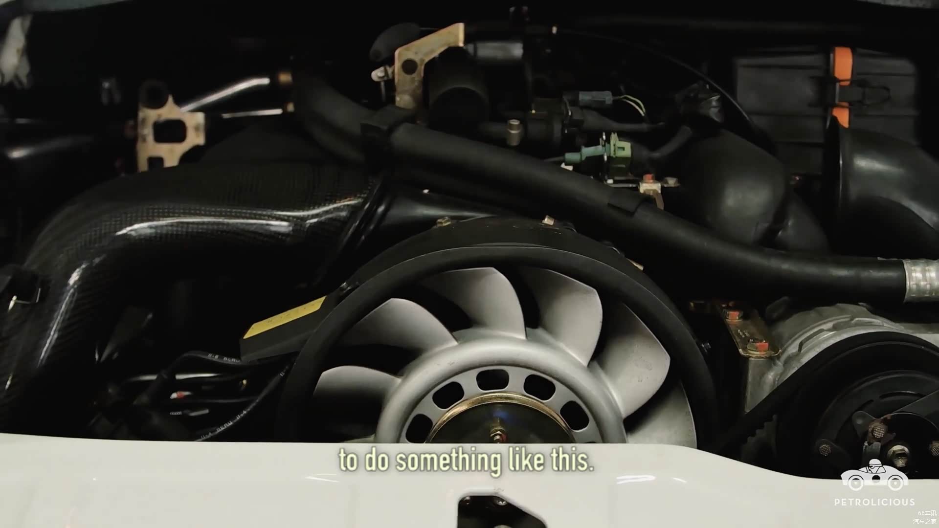 独特的风冷发动机，发出迷人的拉锯式发动机轰鸣声，这也成为独一无二的保时捷911标志。