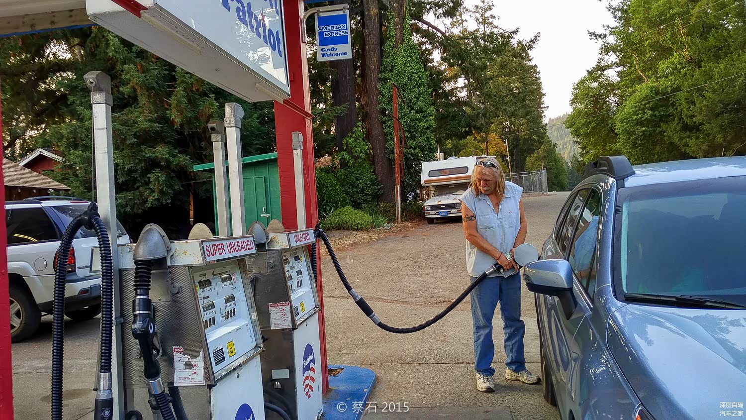 入口不远左侧就有个加油站，很旧很破但很美国！