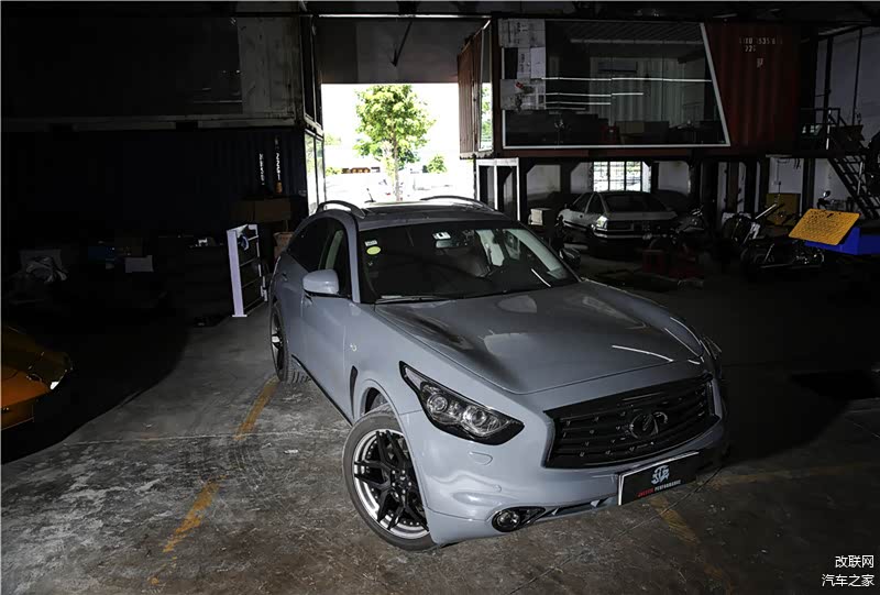 图：有别于Porsche Cayenne、BMW X5等的同级别车型，QX70可以说是走出了一种自我